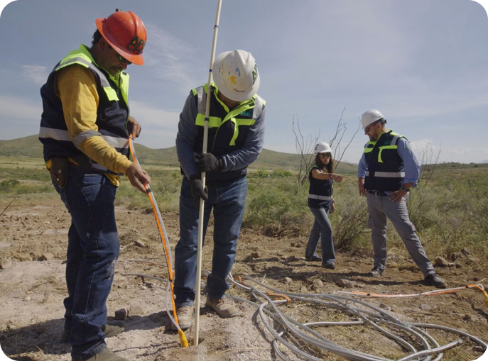 Hombre colocando material